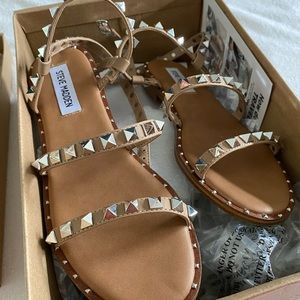 NIB Steve Madden travel sandals in tan 6.5
